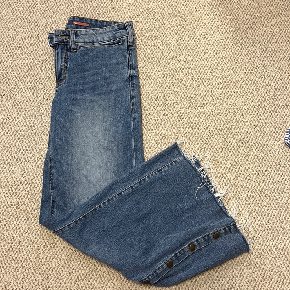 Pilcro cropped wide leg jeans. Frayed hem
